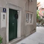 Apartment Veli Dvor - Private House In Old Town Cres Apartamento Cres