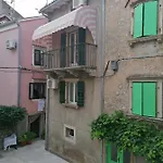 Veli Dvor *